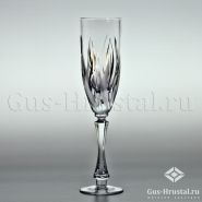 Хрустальный бокалы с золотыми огоньками пламени